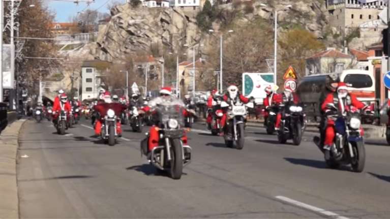 Γέμισε η Βουλγαρία με μοτοσικλετιστές Άη Βασίληδες [βίντεο]