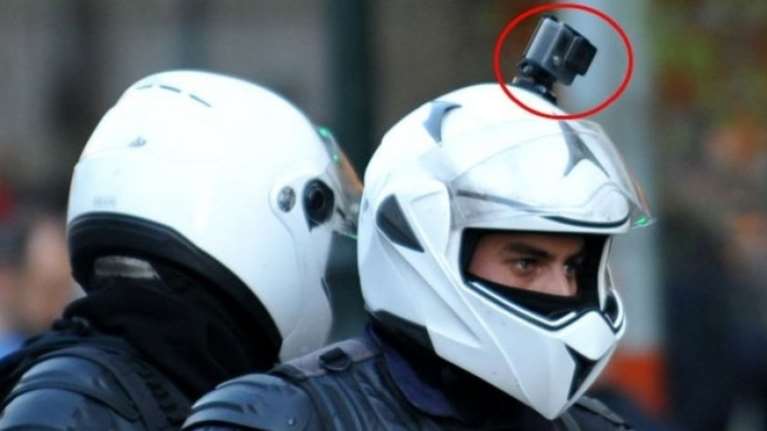 Ερχονται κάμερες στα κράνη των αστυνομικών- Για τα περιστατικά βίας