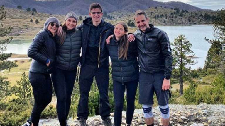 Ο Κυριάκος με την Μαρέβα και τα παιδιά στο Μέτσοβο - Φωτο