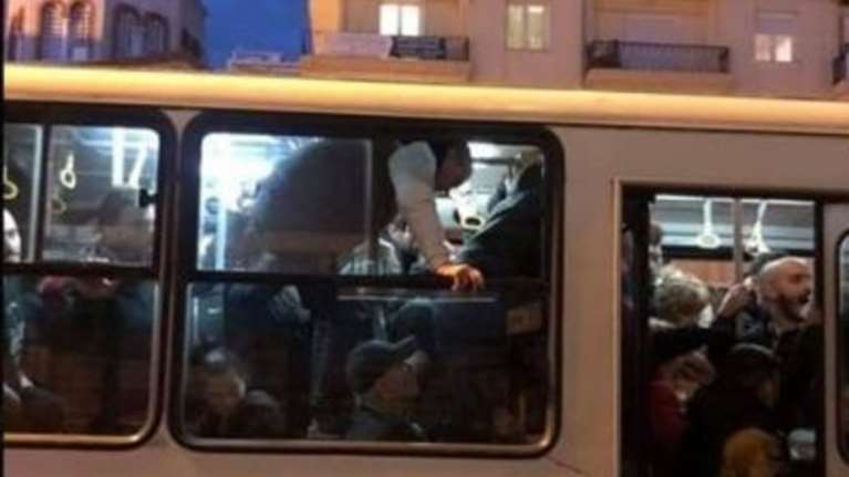 Εικόνα – ντροπής: Επιβάτες «ίπτανται» σε λεωφορείο ΟΑΣΘ στη Θεσσαλονίκη