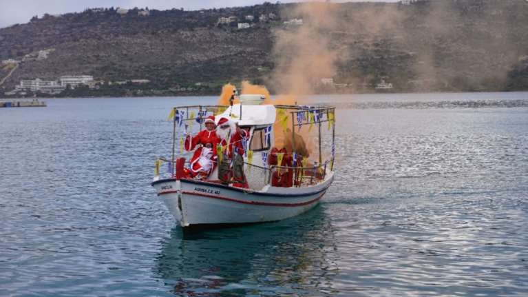 Στη Σούδα υποδέχθηκαν από τη… θάλασσα τον Άγιο Βασίλη