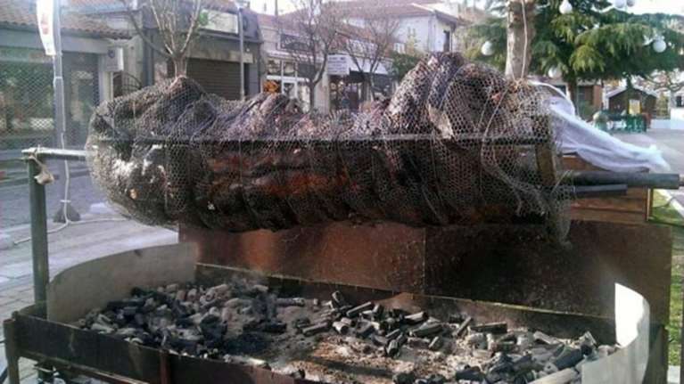 Εστησαν τη μεγαλύτερη σούβλα της χρονιάς στις Φέρες