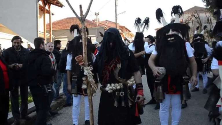 Ξεκίνησε το πιο θεαματικό έθιμο των Μωμόγερων στην Κοζάνη [φωτο]