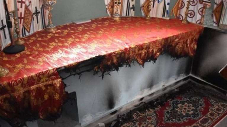 Χίος: Έβαλαν φωτιά σε εκκλησία και έκαψαν την Αγία Τράπεζα!