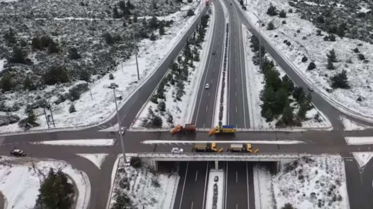 Εντυπωσιακά πλάνα: Στα λευκά η Εθνική Οδός Αθηνών – Λαμίας