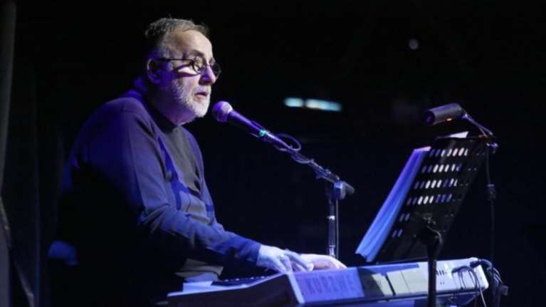 Θάνος Μικρούτσικος: Σε λαϊκό προσκήνυμα στο Α&#39; Νεκροταφείο