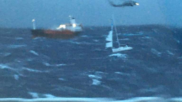 Η συγκλονιστική φωτό με το ακυβέρνητο ιστιοπλοΐκό στην Τζιά