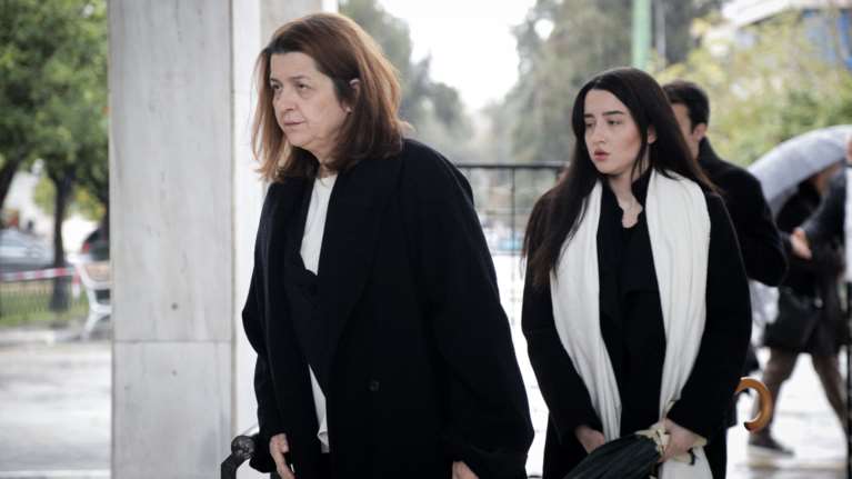 Θάνος Μικρούτσικος: Συντετριμμένη η σύζυγός του -λαϊκό προσκύνημα [εικόνες]