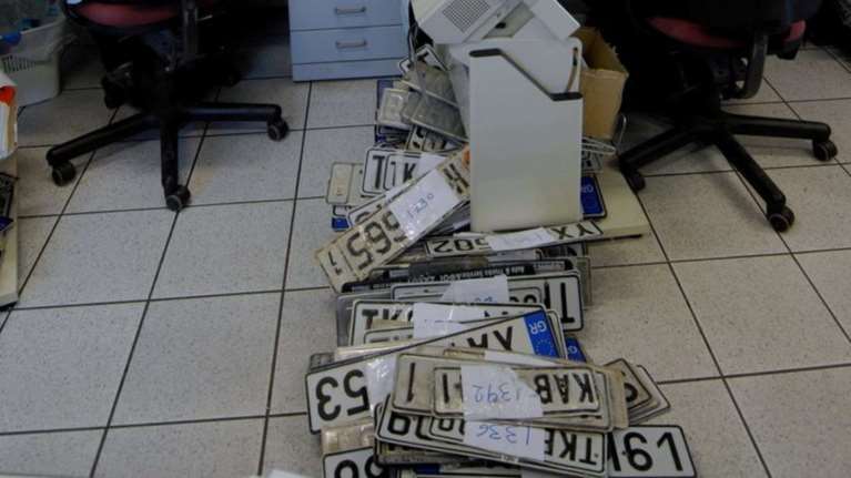 Σπεύδουν στις εφορίες να καταθέσουν πινακίδες- 1500 στην ΔΟΥ Καλαμαριάς