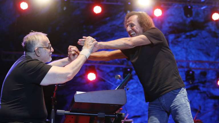 Θάνος Μικρούτσικος: Το σπαρακτικό «αντίο» του Βασίλη Παπακωνσταντίνου