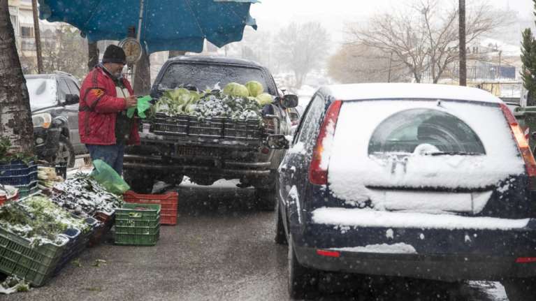 Χιονίζει σε περιοχές της Αττικής όπως Περιστέρι, Νίκαια και Κορυδαλλό