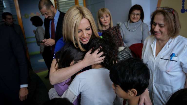 Η Γεννηματά στο Παίδων: Κανένα παιδί χωρίς μια ζεστή αγκαλιά