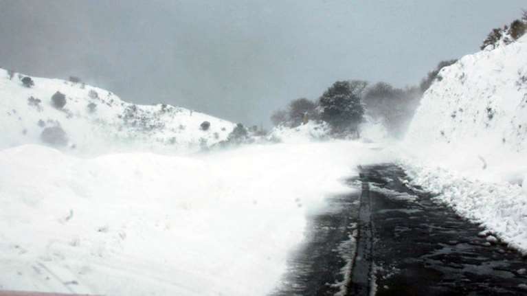 Μεγάλη επιχείρηση για απεγκλωβισμό 20χρονου στα Δερβενοχώρια