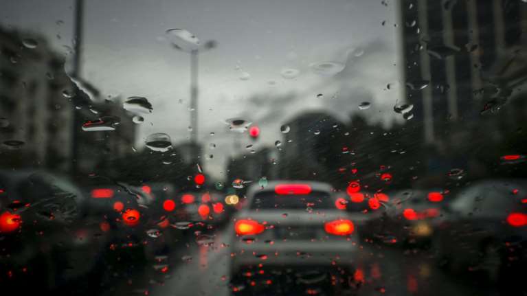 Κίνηση στους δρόμους: Χάος στον Κηφισό, μεγάλες καθυστερήσεις σε Κηφισίας και Αττική οδό - Δείτε live