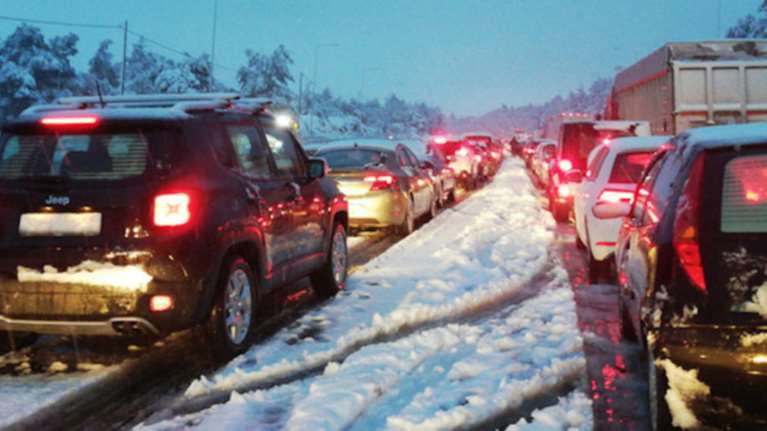Γολγοθάς για εγκλωβισμένους οδηγούς και ακινητοποιημένα ΙΧ