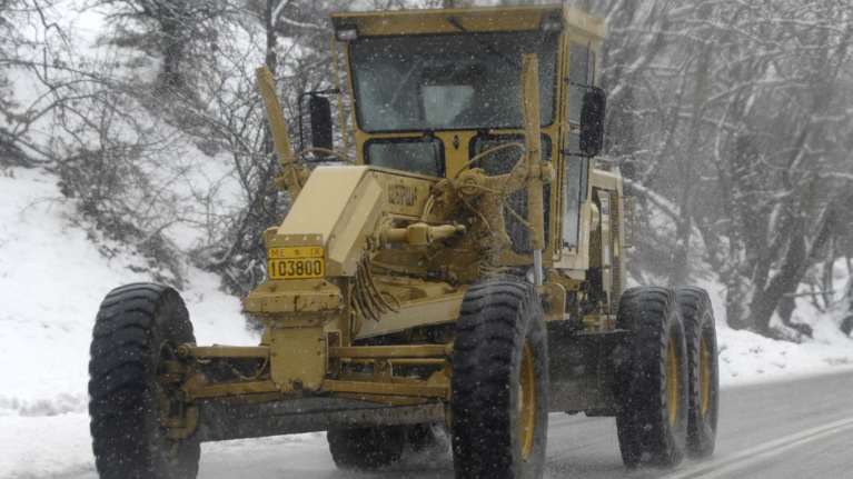 Δερβενοχώρια: Με μπουλντόζες τους απεγκλώβισαν