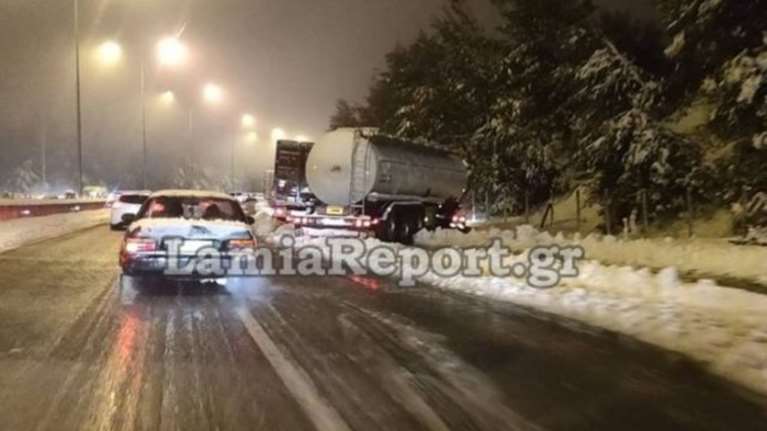 Νταλίκες χωρίς αλυσίδες δίπλωσαν &amp; έκλεισαν την εθνική [video]