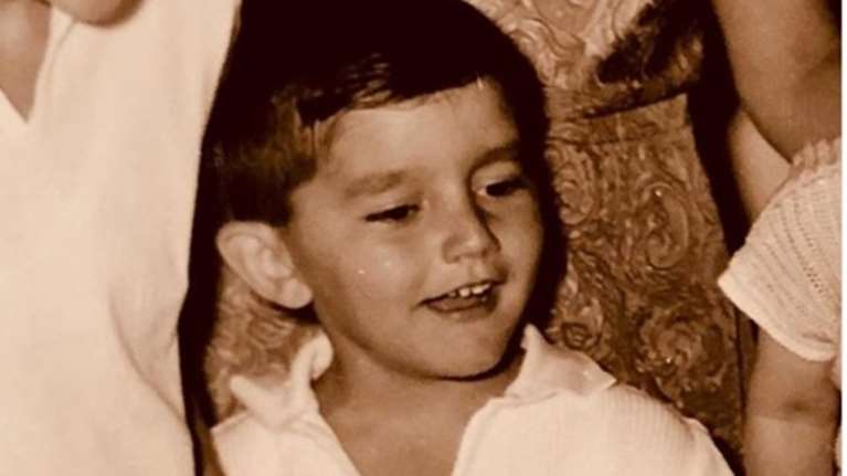 Ποιος διάσημος Έλληνας τραγουδιστής είναι το αγοράκι της φωτογραφίας;