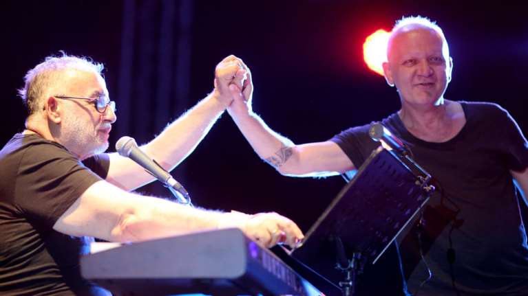 Ο Χρήστος Θηβαίος αποχαιρετά το Θάνο Μικρούτσικο με δάκρυα [Βίντεο]