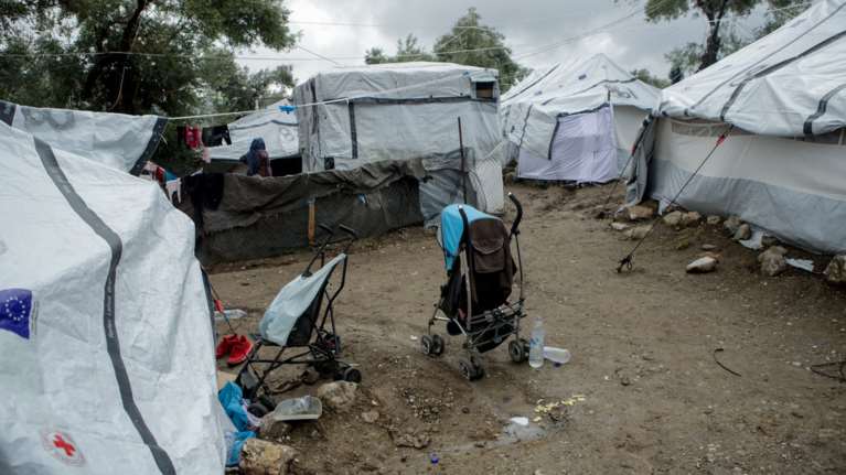 Ένταση στη Μόρια: 200 μετανάστες έκλεισαν τον δρόμο