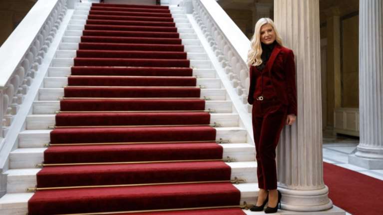 Η Μαρίνα Πατούλη δίνει σόου στο Προεδρικό Μέγαρο με total velvet look