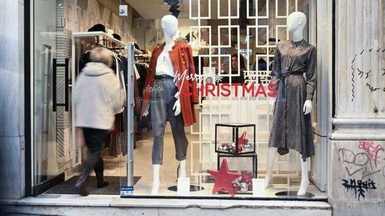 Πότε κλείνουν τα μαγαζιά την παραμονή της Πρωτοχρονιάς