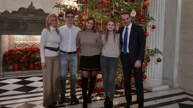 Μητσοτάκης και Μαρέβα μαζί στο Μαξίμου μπροστά στο Χριστουγεννιάτικο δέντρο