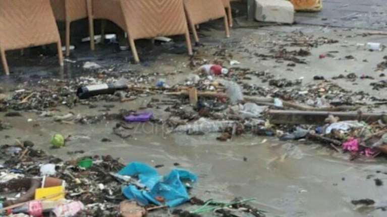 Απίστευτο θέαμα: Ο καιρός έβγαλε σκουπίδια από τη θάλασσα στα Χανιά