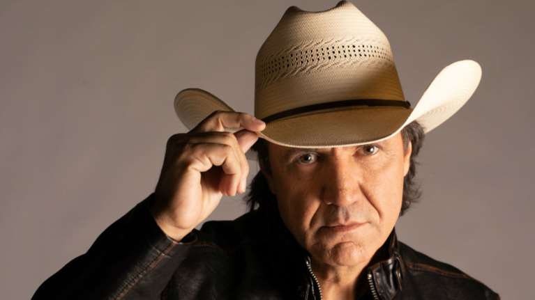 Σοκ: Τραγουδιστής της κάντρι πέθανε στη σκηνή με το μικρόφωνο στο χέρι