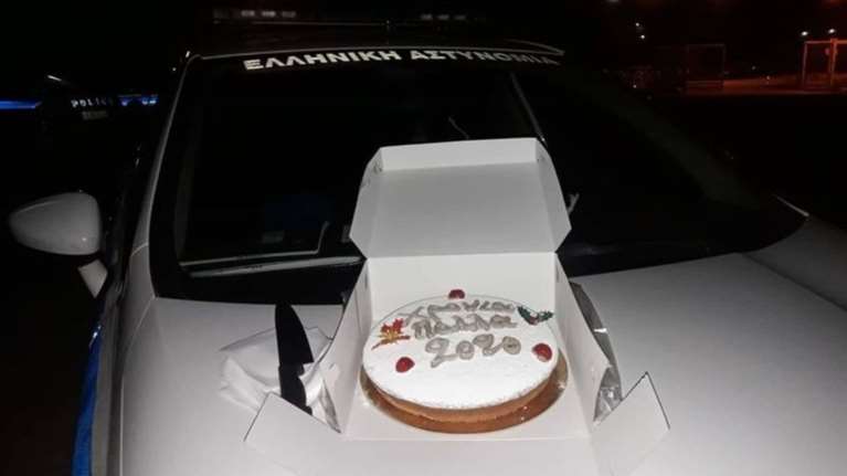 Αγρίνιο: Έκοψαν βασιλόπιτα στο περιπολικό