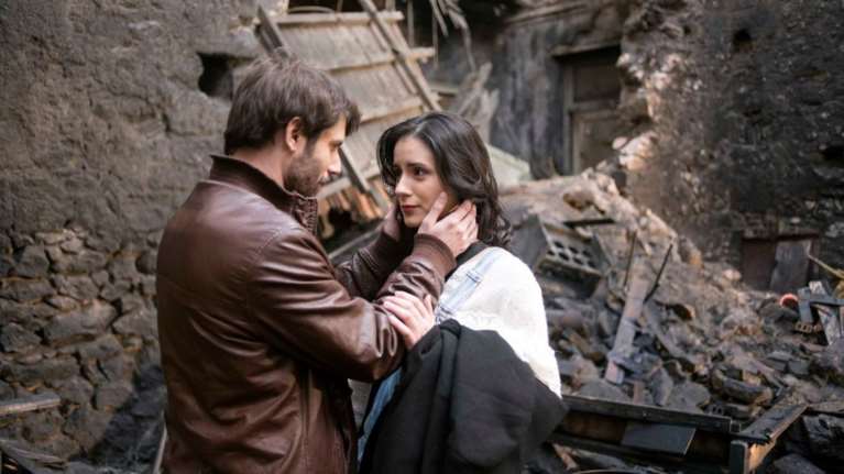 Συγκίνηση και αποθέωση για το Καφέ της Χαράς: Σάρωσε σε τηλεθέαση