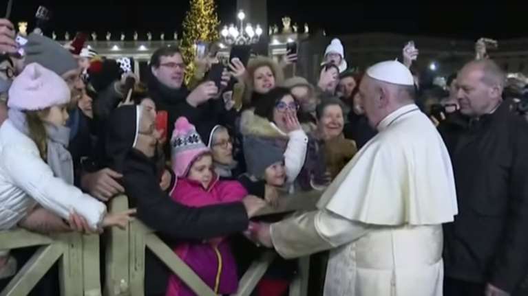 Πιστή προκάλεσε την οργή του Πάπα: «Καμιά φορά χάνω κι εγώ την υπομονή μου»