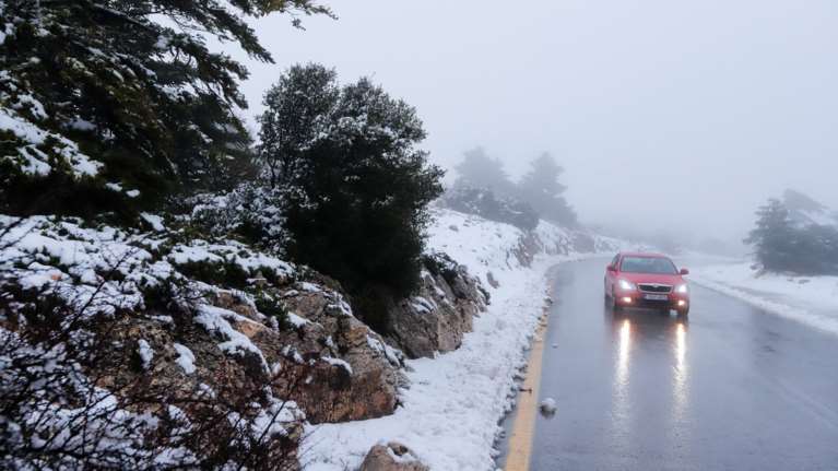 Νέα ψυχρή εισβολή - Χιονίζει στα βόρεια προάστια της Αττικής