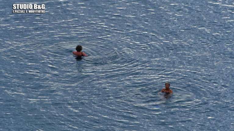 Ποια χιόνια; Στο Ναύπλιο κάνουν μπάνιο την Πρωτοχρονιά [εικόνες]