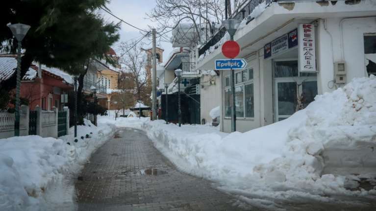 Τα Βίλια θάφτηκαν στο χιόνι - Φαίνεται μόνο ο φάρος περιπολικού [εικόνες]