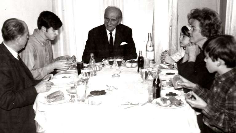 Σπάνια φωτό: Γεώργιος και Ανδρέας Παπανδρέου τρώνε...σουβλάκια