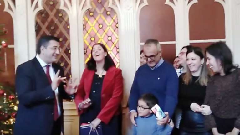 Σάλος από το «κρύο» αστείο Τζιτζικώστα για τις γυναίκες &amp; τον ...Σειρηνάκη