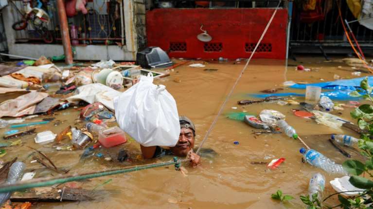 Εικόνες - σοκ στην Ινδονησία από τις πλημμύρες με 21 νεκρούς