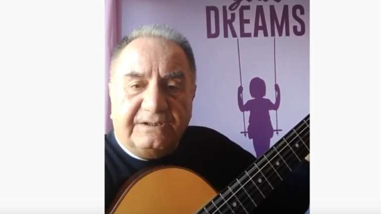 Ο Κατσανέβας είπε τα κάλαντα με κιθάρα - Αδιάφορο το Twitter [βίντεο]