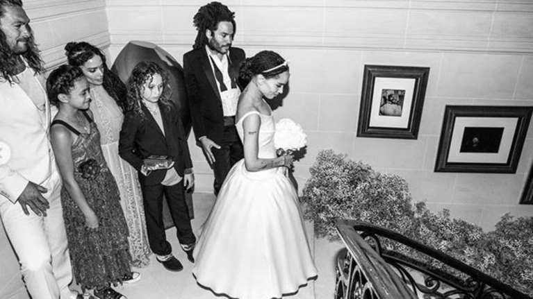 Ζόε Κράβιτς: Υπέροχες ασπρόμαυρες φωτογραφίες από τον γάμο της στο Παρίσι