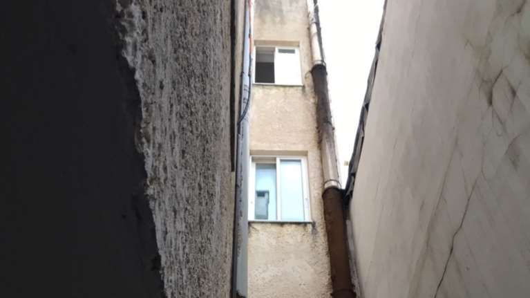 Σοκ στην Πεύκη: Μητέρα πέταξε την κόρη της από το μπαλκόνι και αυτοκτόνησε