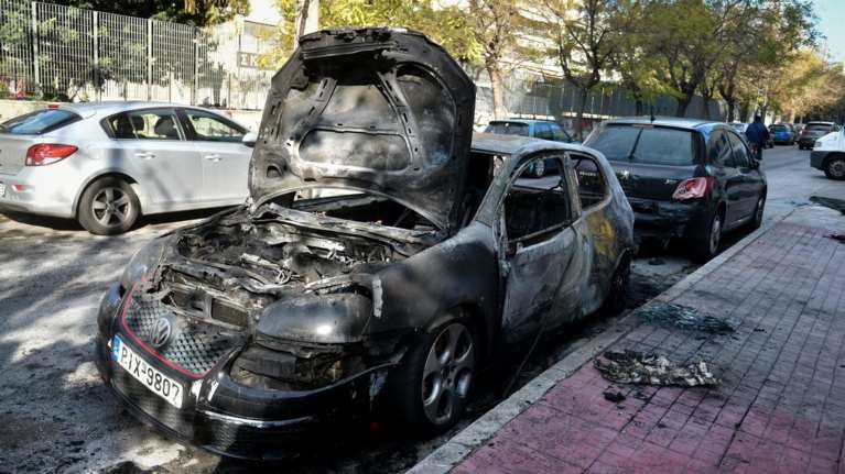 Φωτιά σε δύο αυτοκίνητα στα Άνω Πετράλωνα