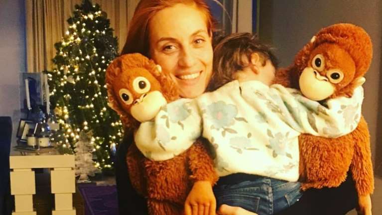 Η Ελεονώρα Μελέτη άβαφη, μας εύχεται «Χρόνια Πολλά» αγκαλιά με την κόρη της