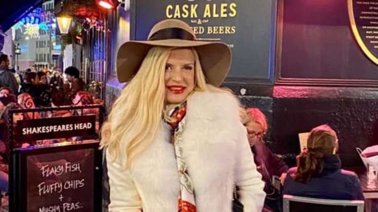 Η Μαρίνα Πατούλη με άσπρη γούνα και μπότες LV στους δρόμους του Λονδίνου