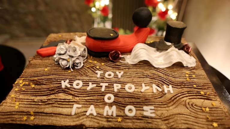 Τα θέατρα κόβουν πίτα: Κλασικές, μοδάτες &amp; το τσαρούχι της Σμαράγδας Καρύδη