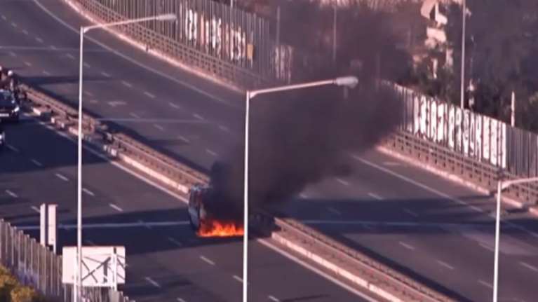 Χάος στον Κηφισό: Αυτοκίνητο άρπαξε φωτιά