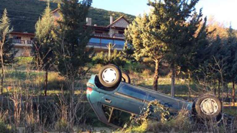 Αυτοκίνητο τούμπαρε λόγω πάγου και βρέθηκε εκτός δρόμου - Φωτο