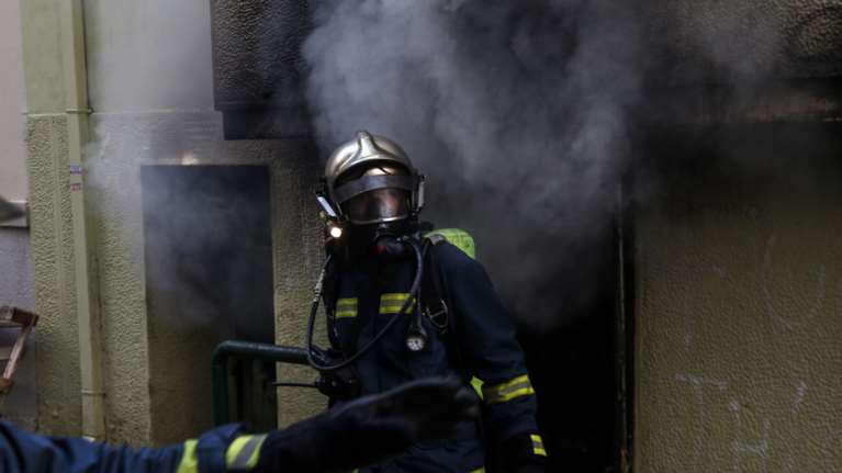 Πυρκαγιά σε κτίριο στον Πειραιά - 6 οχήματα της Πυροσβεστικής ενεργούν