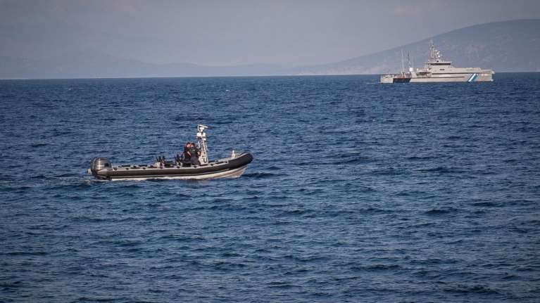 Σε εξέλιξη επιχείρηση: Ναυτικός έπεσε στη θάλασσα