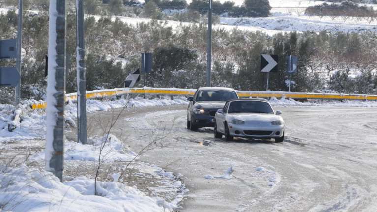 Ηφαιστίων: Οδηγοί προσοχή- πολυ χιόνι στους δρόμους